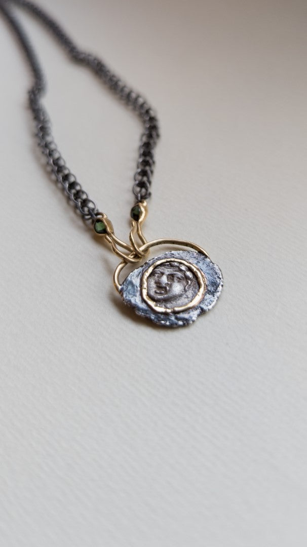 Ancient chain met Gorgoneion
