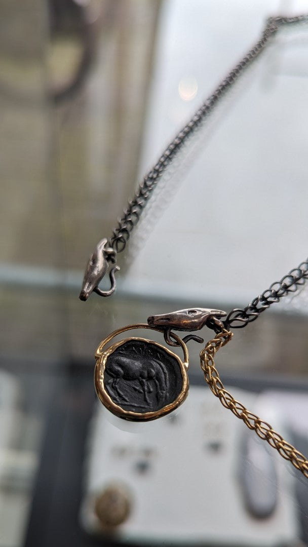 Ancient chain met het Grazend Paard