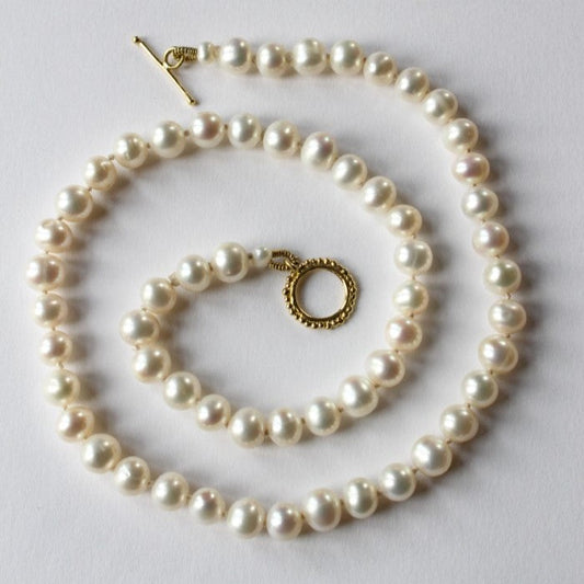 Pearl necklace with gold