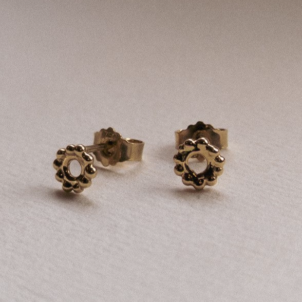 Stud earrings with balls