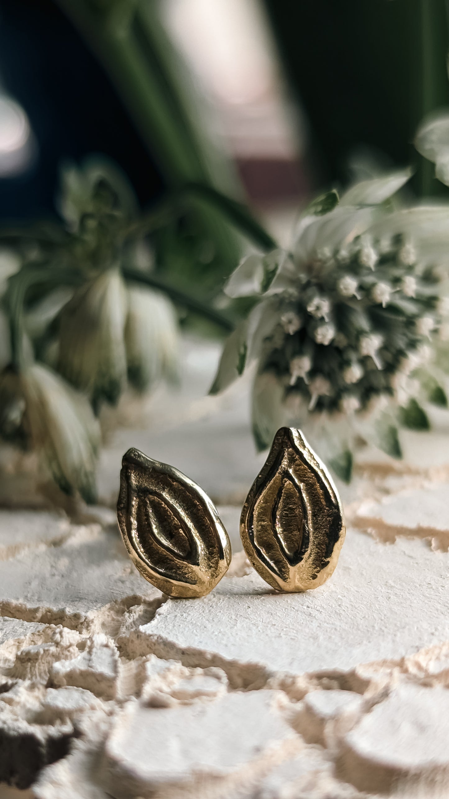 Fortuna Vulva stud earrings gold